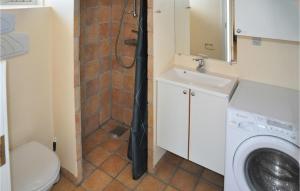 ein Badezimmer mit einer Dusche, einem Waschbecken und einer Waschmaschine in der Unterkunft Pet Friendly Home In Nordborg With Sauna in Nordborg