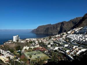 an aerial view of a city with a tennis court at Apartamento en Los Acantilados de los Gigantes in Acantilado de los Gigantes