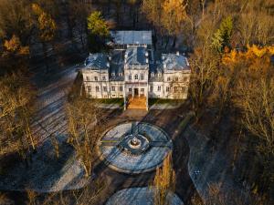 - une vue aérienne sur une demeure de caractère dotée d'une fontaine dans l'établissement Pałac Chojnata, à Wola Chojnata