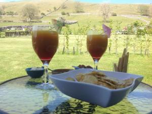 een tafel met een kom eten en twee wijnglazen bij Wharfe Pod in Kettlewell