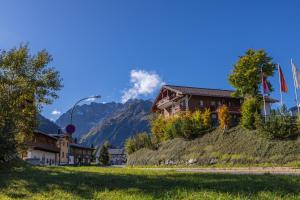 un pueblo con una montaña en el fondo en IFA Alpenrose Hotel Kleinwalsertal, en Mittelberg