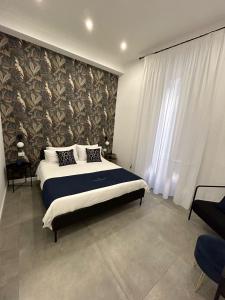 een slaapkamer met een kingsize bed in een kamer bij Sellaria4 Guest House in Napels