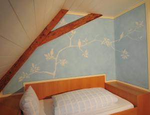 Ein Bett oder Betten in einem Zimmer der Unterkunft Wallfahrtswirt