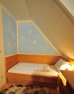 Ein Bett oder Betten in einem Zimmer der Unterkunft Wallfahrtswirt