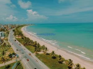 - une vue aérienne sur une plage bordée de palmiers et l'océan dans l'établissement Summer by Hosppedar, à Cabedelo