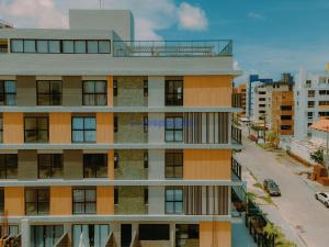 un immeuble d'appartements avec un balcon et une rue dans l'établissement Summer by Hosppedar, à Cabedelo