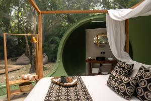 - une chambre avec un lit dans une tente en forme de dôme dans l'établissement Oom Bubble Boutique Riviera Cancun - Adults Only, à Puerto Morelos
