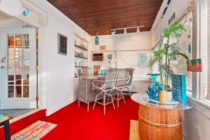 um quarto com piso vermelho, uma mesa e cadeiras em Cheerful 4BR Chalet with Seasonal Pool, Hot Tub em New Kensington