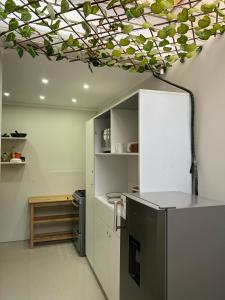 una cucina con bancone bianco e soffitto di Casa Apartament Paseo Del Mar a Chimbote