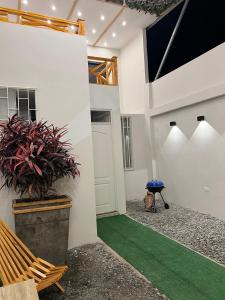 an empty room with a green floor in a house at Casa Apartament Paseo Del Mar in Chimbote