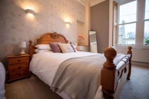 Un dormitorio con una cama grande y una ventana en Purves Cottage, en Allanton