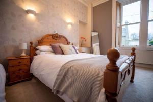 Un dormitorio con una cama grande y una ventana. en Purves Cottage, en Allanton