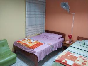 una piccola camera con letto e sedia di D202 a Moyobamba