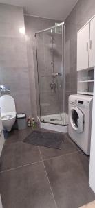 チェンストホヴァにあるKawalerka Centrum parking prywatnyのシャワーと洗濯機付きのバスルーム