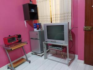 D202 في مويوبامبا: غرفة معيشة فيها تلفزيون وثلاجة