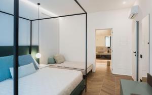 1 dormitorio con 2 camas y paredes de cristal en Alcova Camere in Centro, en Agrigento