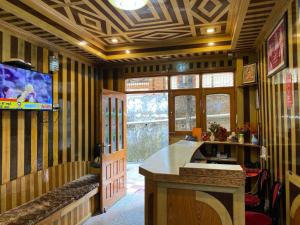 a room with a kitchen with a tv and a counter at BNB ROYAL INN SHIMLA in Shimla