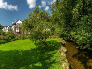 a tree in the middle of a yard with a grass field at 2 Bed in Starnthwaite LCC35 in Crosthwaite