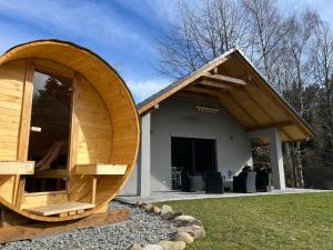 Casa de madera grande con techo grande en Dom nad Stryszawką z SAUNĄ - domek wypoczynkowy, en Stryszawa