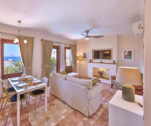 una sala de estar con un sofá y una mesa en Zahna Apartment, en Kas