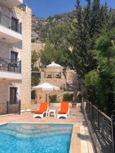 2 sillas y sombrillas junto a una piscina en Zahna Apartment, en Kas 23 fotos más
