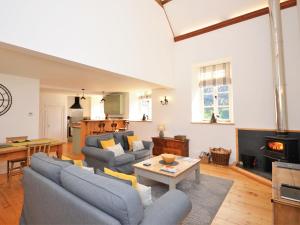 uma sala de estar com dois sofás e uma mesa em 2 Bed in Hay-on-Wye 74316 em Painscastle