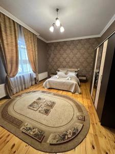 um quarto com uma cama e um tapete grande em ВИЛЛА / VILLA em Gabala
