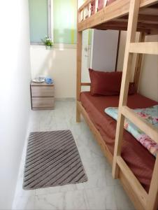 1 dormitorio con 2 literas y alfombra en Abu Dhabi Center - Unique Bed Space, en Abu Dabi