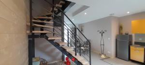 escalera de caracol negra en la sala de estar en Lamatacam 9.1 Armoise Duplex 2 chambres en Argelès-Gazost