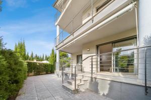 Elle offre une vue sur l'extérieur d'une maison dotée d'un balcon. dans l'établissement Duplex Can Volanti, à Port de Pollença