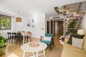 波延薩港的住宿－Duplex Can Volanti，客厅配有沙发和桌子