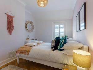 sypialnia z białymi ścianami i łóżkiem z poduszkami w obiekcie 2 bed property in Rye 87139 w mieście Rye