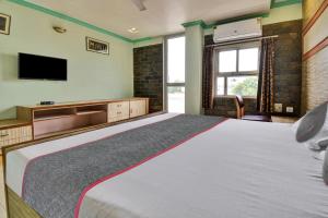 Tempat tidur dalam kamar di Townhouse 1115 Hotel Fly View