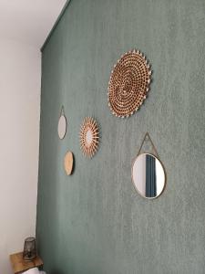 eine Wand mit mehreren Spiegeln an einer Wand in der Unterkunft Joli studio du Vallespir in Amélie-les-Bains-Palalda