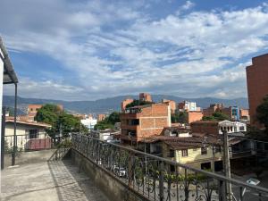 een balkon met uitzicht op de stad bij Casa de lujo muy amplía con ubicación privilegiada in Medellín