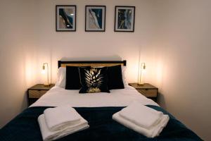 sypialnia z łóżkiem z dwoma ręcznikami w obiekcie Modern City Centre Apartment w mieście Exeter