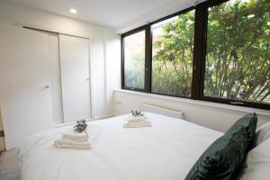 una camera da letto con un grande letto bianco e finestre di Modern City Centre Apartment a Exeter