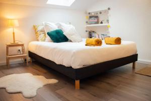 Llit o llits en una habitació de Doux cocon - Grand studio de douceurs