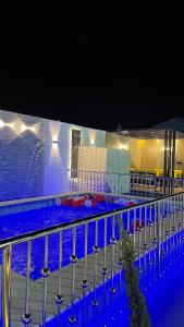 a view of a swimming pool at night at شاليه الرتيل in Ash Shuwaybiţ