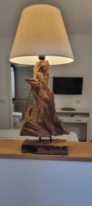 a wooden lamp sitting on top of a table at Anthias Rooms Affittacamere in Porto San Paolo