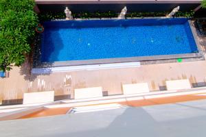 Bazén v ubytování Front One Hotel Purwodadi nebo v jeho okolí
