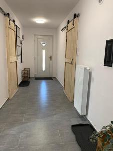 um corredor com uma porta e um piso de azulejo em Apartmán 101 em Fryšava