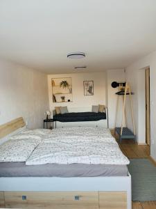 um quarto com uma cama grande num quarto em Apartmán 101 em Fryšava