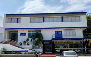 a building with a car parked in front of it at Hotel Estefanía Princess 84 in Barranquilla