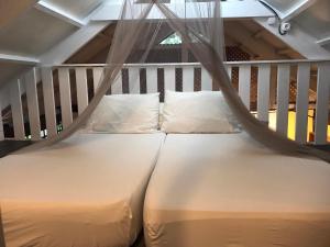法勒My Island Home的一张床上的蚊帐