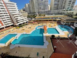 an overhead view of a large swimming pool in a city at O Recanto da Rocha in Portimão