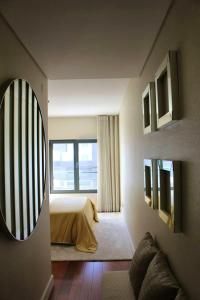 - une chambre avec un lit et une grande fenêtre dans l'établissement 2 bedrooms apartement with shared pool and wifi at Lisbon, à Lisbonne