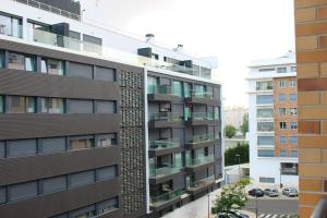 un immeuble d'appartements avec balcon sur le côté. dans l'établissement 2 bedrooms apartement with shared pool and wifi at Lisbon, à Lisbonne