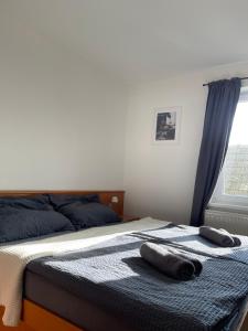 - une chambre avec un lit et 2 serviettes dans l'établissement Penzion U Stodoly, à Lukov