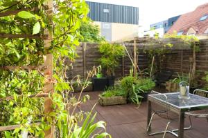 eine Terrasse mit einem Tisch und einem Zaun in der Unterkunft Appartement de 2 chambres avec terrasse et wifi a Bagnolet in Bagnolet